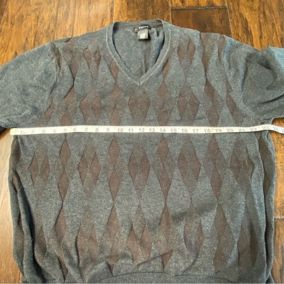 J. FERRAR V-Neck Argyle Sweater - Picture 7 of 10